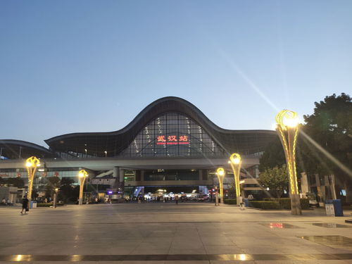 武漢火車站啟動(dòng)節(jié)假日模式,延長(zhǎng)亮燈時(shí)間照亮旅客回家路